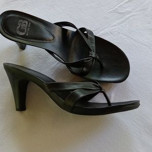 Gianni Bini black leather slides
